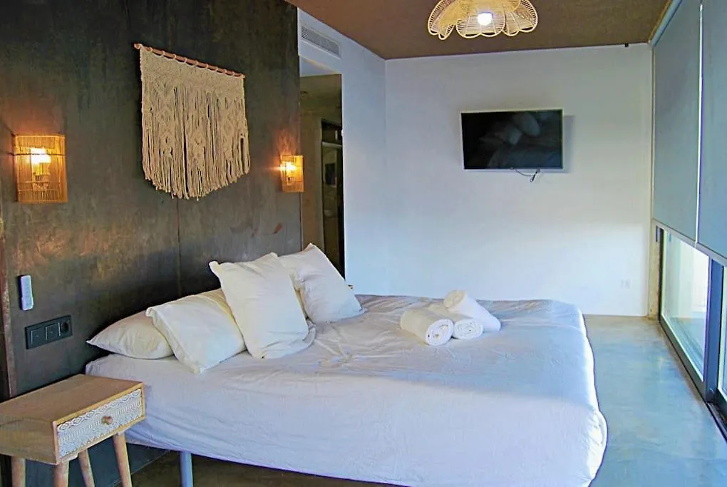 New, Spacious Villa With Amazing Views 贝纳尔马德纳