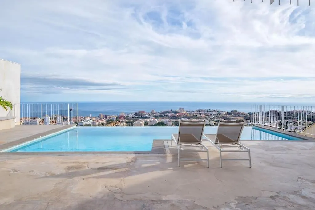 New, Spacious Villa With Amazing Views 贝纳尔马德纳