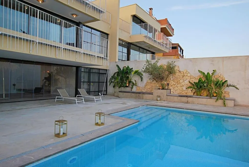 New, Spacious Villa With Amazing Views 贝纳尔马德纳