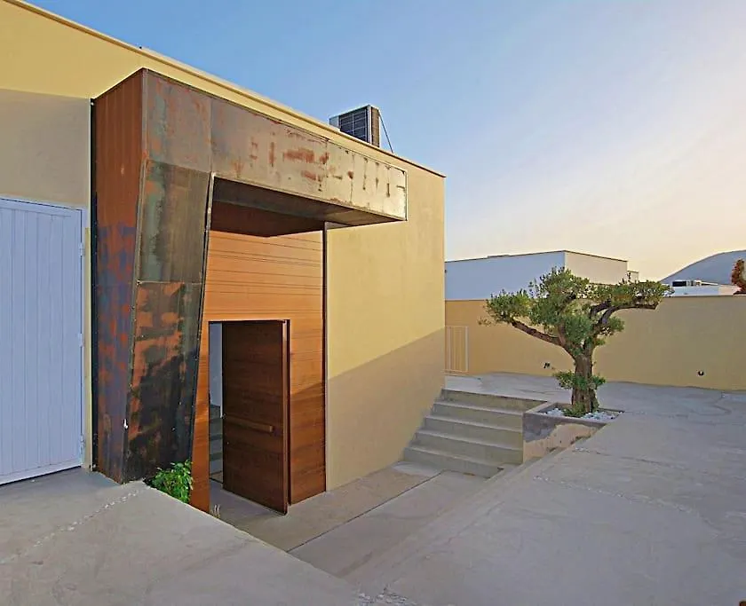 New, Spacious Villa With Amazing Views 贝纳尔马德纳