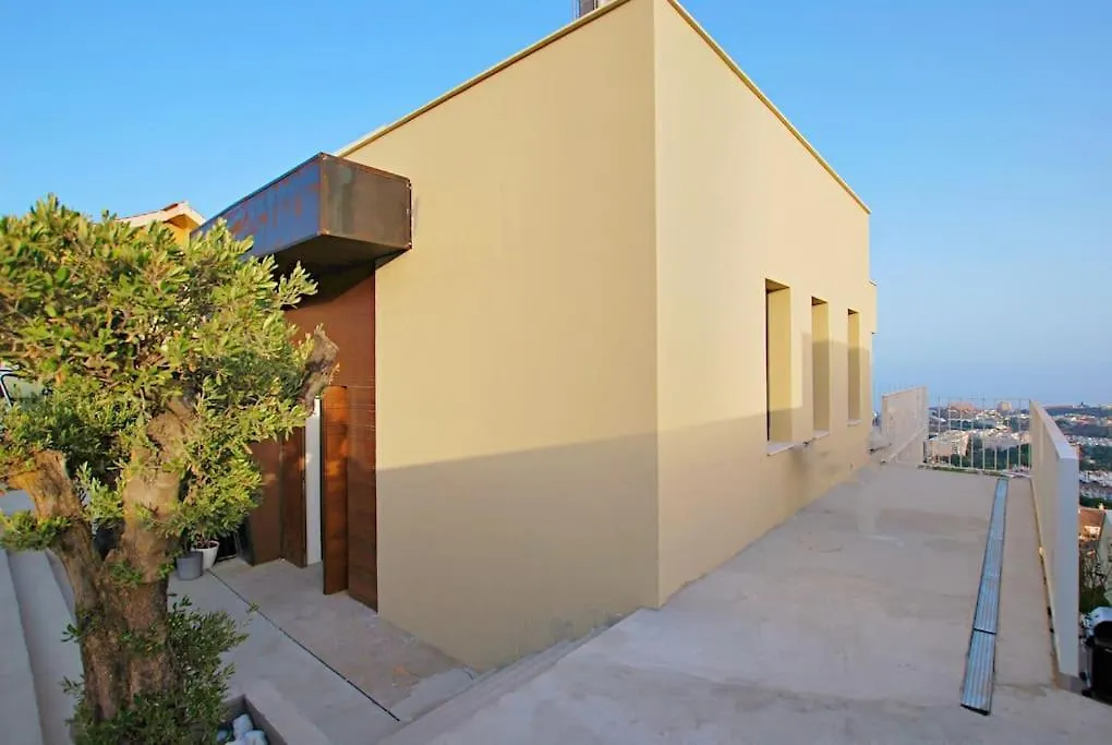 New, Spacious Villa With Amazing Views 贝纳尔马德纳