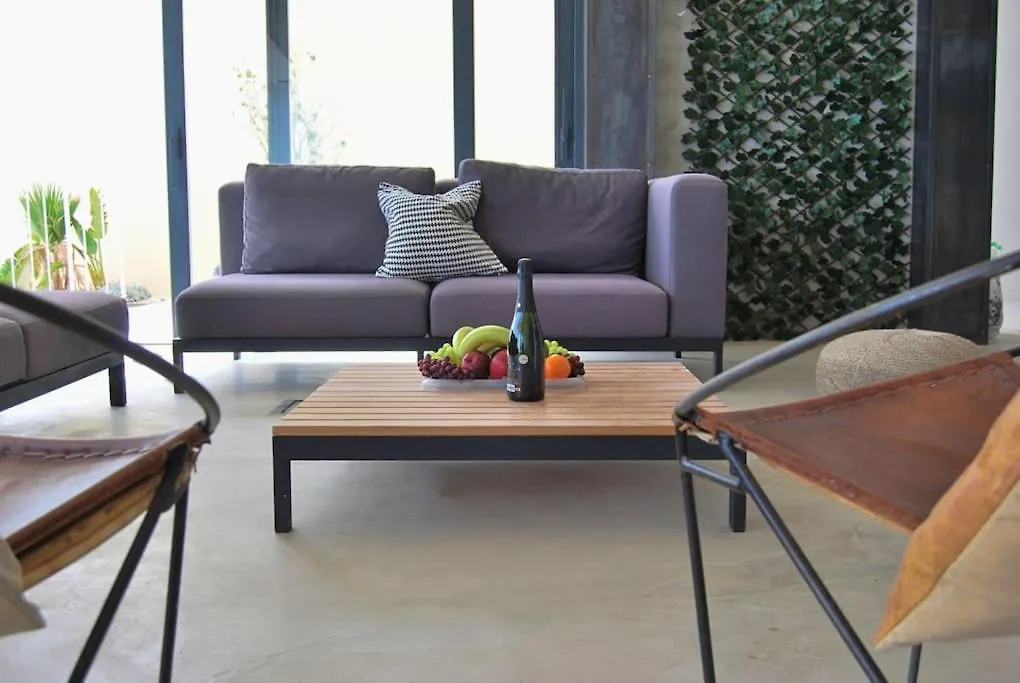 New, Spacious Villa With Amazing Views 贝纳尔马德纳
