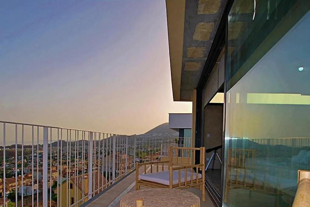 New, Spacious Villa With Amazing Views 贝纳尔马德纳