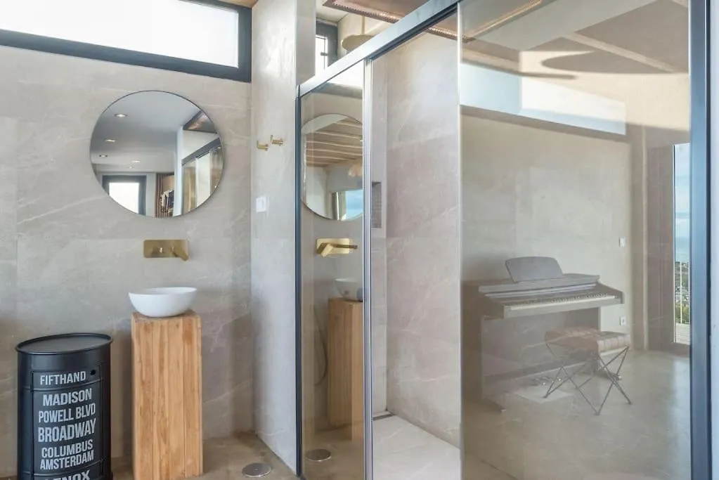 New, Spacious Villa With Amazing Views 贝纳尔马德纳