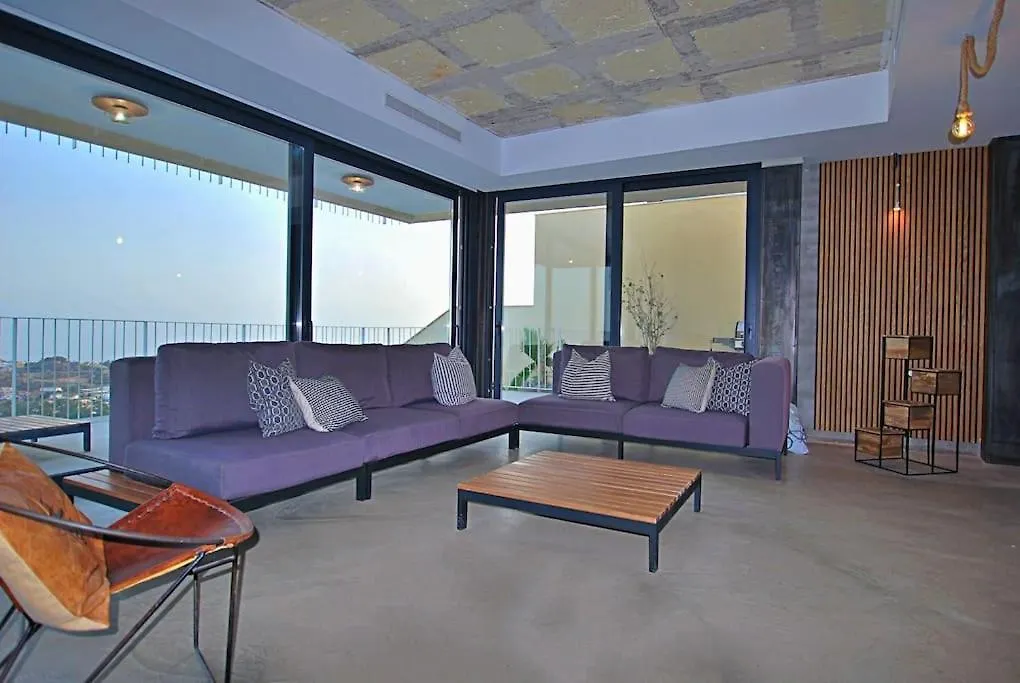New, Spacious Villa With Amazing Views 贝纳尔马德纳