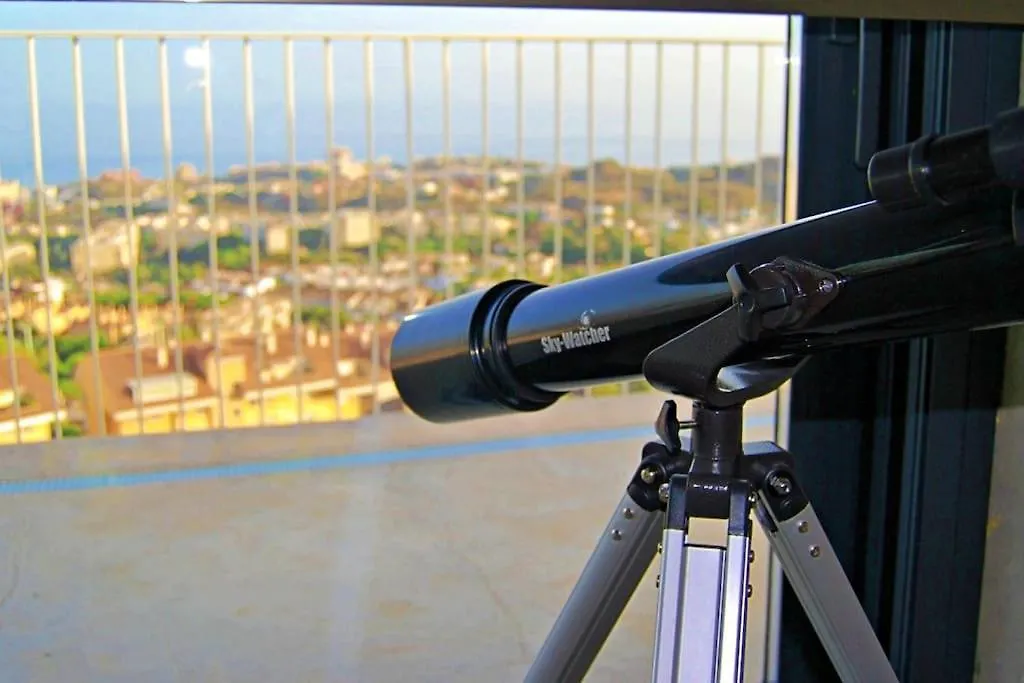 New, Spacious Villa With Amazing Views 贝纳尔马德纳