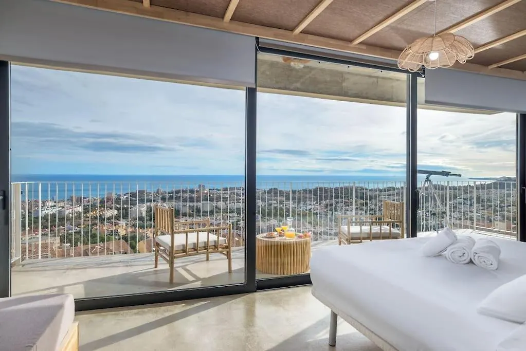 New, Spacious Villa With Amazing Views 贝纳尔马德纳