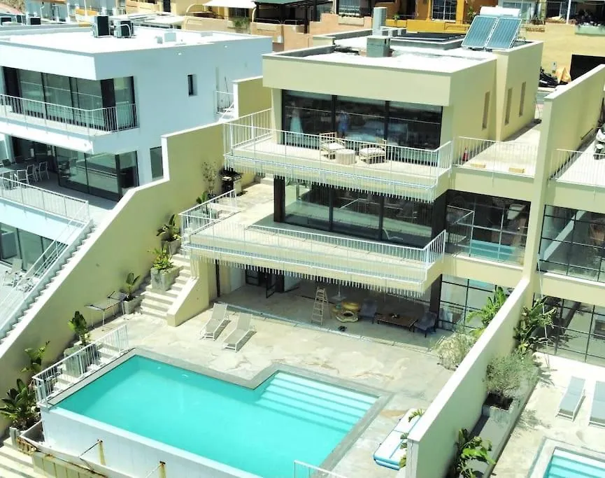 New, Spacious Villa With Amazing Views 贝纳尔马德纳