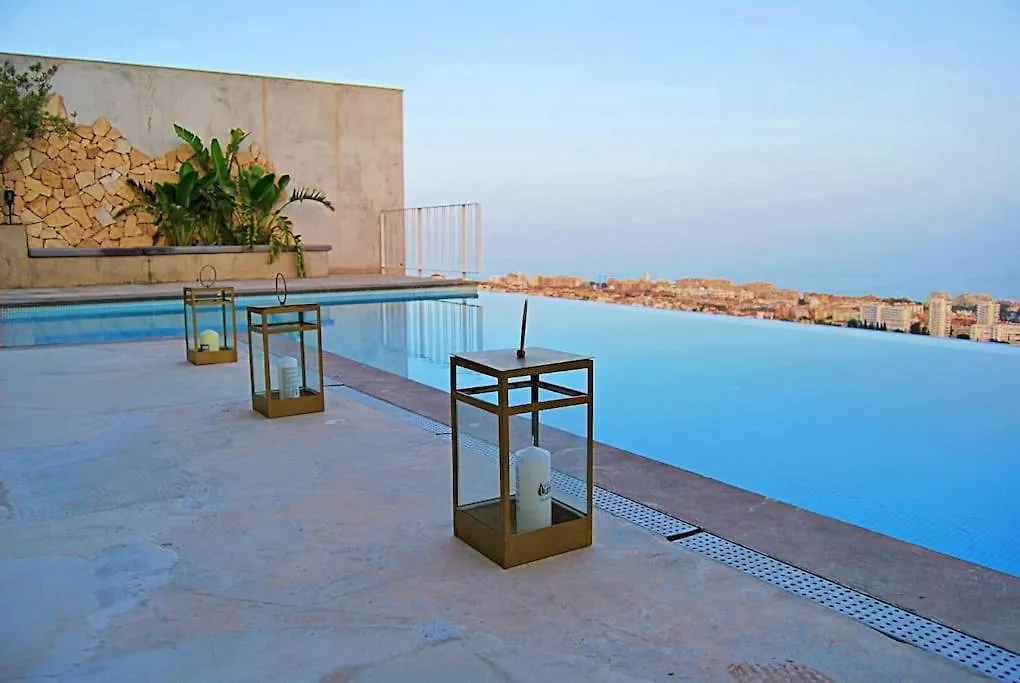 New, Spacious Villa With Amazing Views 贝纳尔马德纳